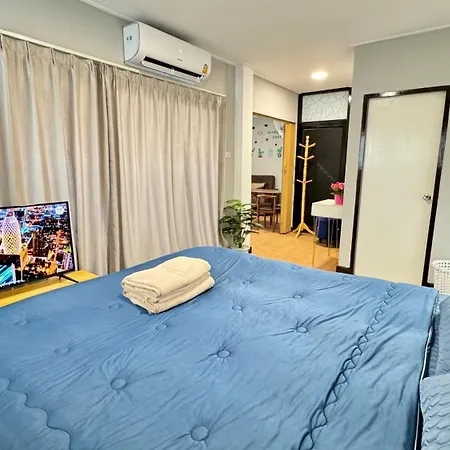 Friends@Sailom Apartment Bangkok Room photo